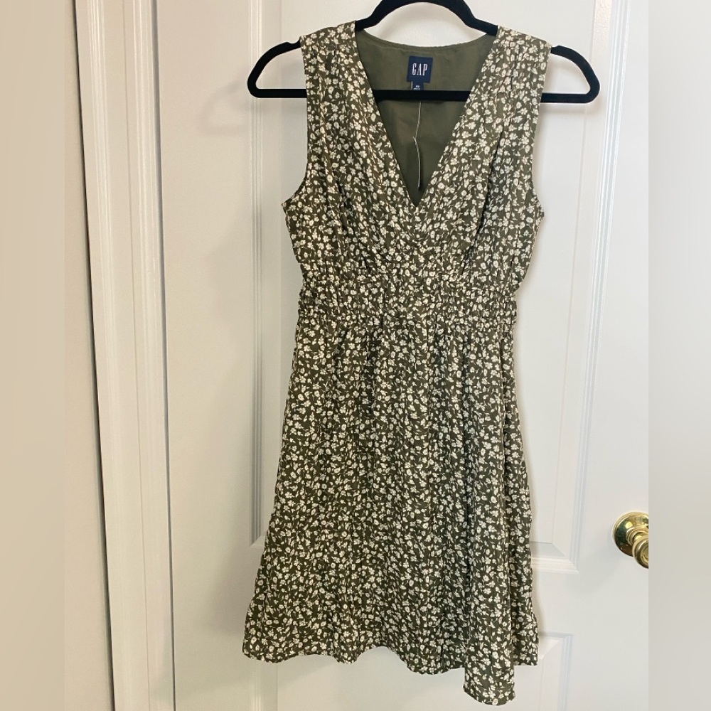 NWT GAP Sleeveless V-Neck A-Line Mini Dress, Olive Green with White Flowers